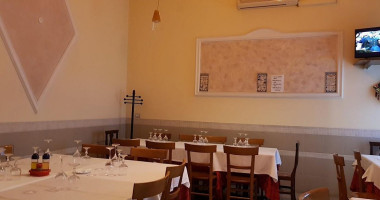 Trattoria Bizzarro inside