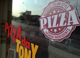 Pizza Da Tony outside