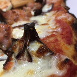 Mama's Pizza food
