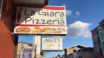 Pizzeria La Giara Art outside