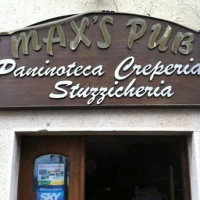 Max's Pub outside