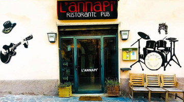 L'annapi' outside