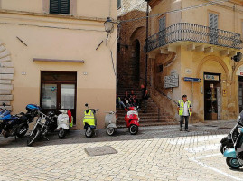 Pizzeria Tabaccheria Le Logge outside