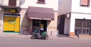 Mondo Pizza Di Ghattas Iskander outside