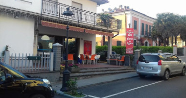 Pizzeria 68 outside