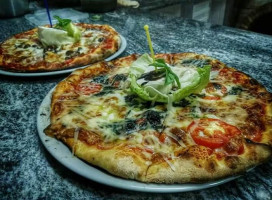 P3 Pazzi Per La Pizza food