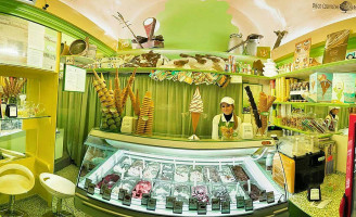 L'isola Del Gusto Gelateria inside