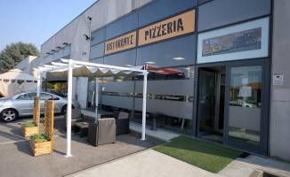 Pizzeria On The Road outside