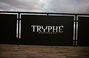 Tryphè outside