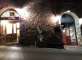 Porcelli Tavern outside