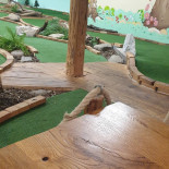 R Burger Minigolf inside