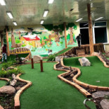 R Burger Minigolf inside