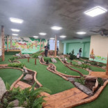 R Burger Minigolf inside