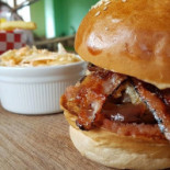 R Burger Minigolf food