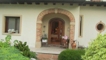 Elis' House outside