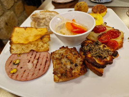 Il Labirinto Di Adriano food