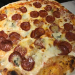 L'angolo Pizzeria food