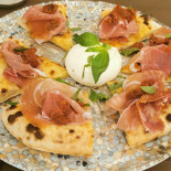 Metropizza Dalla Vecchia Zia Ada food