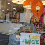 Gelati E Caffè Fino À l'intérieur