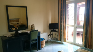 Su Lithu inside