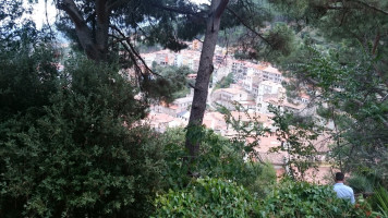 Su Lithu outside