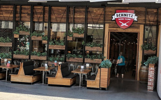 Pappa Buffa E Bae outside