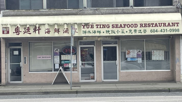 Nudo E Crudo Fishbar outside