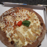 Pizzeria La Perla food