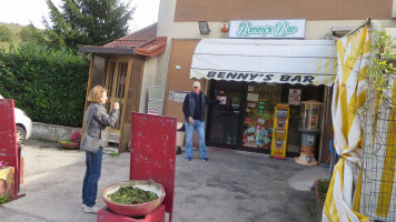 Benny's outside
