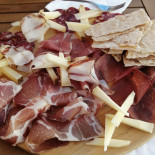 Shardana Enoteca Salumeria Comida