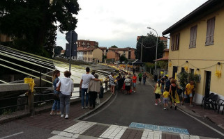 Del Ponte outside