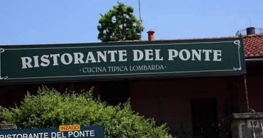 Del Ponte outside