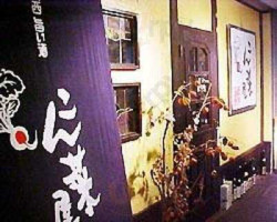 ‪el Sultan‬ outside