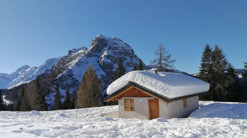Rifugio Citta Di Fiume outside