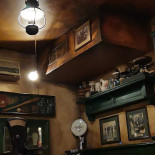 Hopper Mc Grath's À l'intérieur