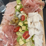 Saint-vout Cafe Oenotheque Fromagerie Et Produits Du Terroir food