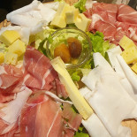 Saint-vout Cafe Oenotheque Fromagerie Et Produits Du Terroir food
