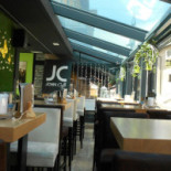 John Caffe À l'intérieur