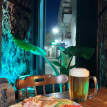 Morrison's Pub Dentro