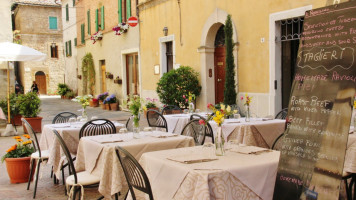 Il Rossellino outside