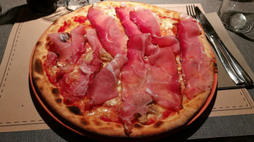 Laura Pizzeria food