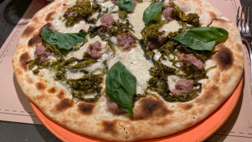 Laura Pizzeria food