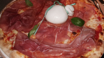 Laura Pizzeria food