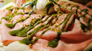 Laura Pizzeria food