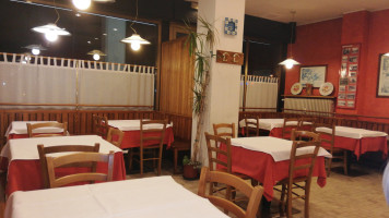 Laura Pizzeria inside