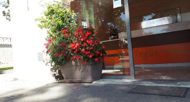 Pizzeria La Voglia Matta outside