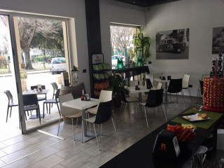 Black E White Cafe