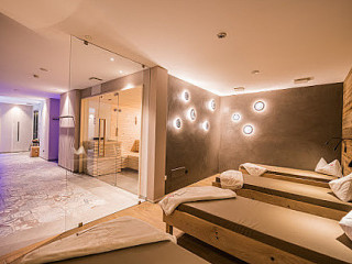 Helmhotel