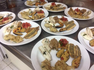 Assettati E Mangia