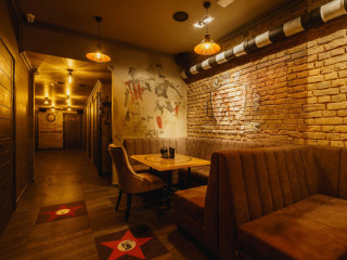 8 Lounge